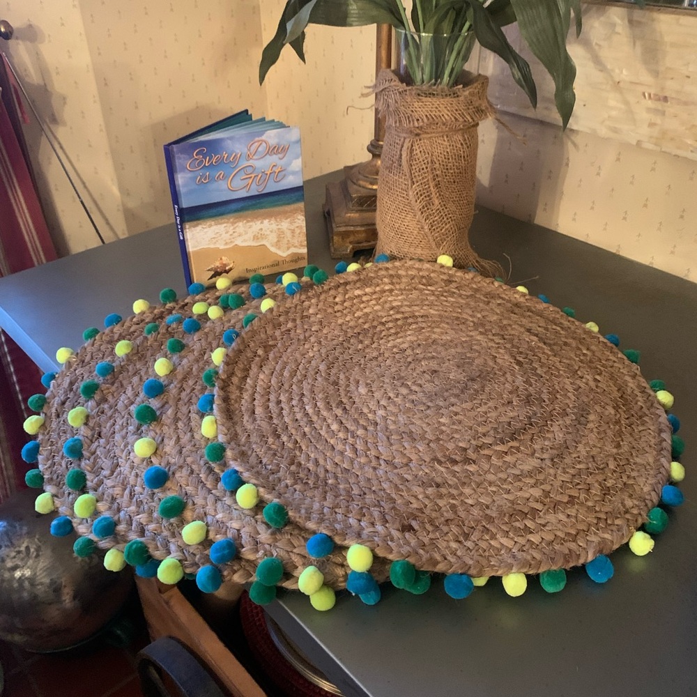 4 Placemats, JUTE with GREEN, BLUE and YELLOW Pom Pom’s. 15 inch diameter.